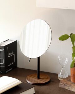 回転・角度調節ができる木製卓上ミラー「Table Mirror」
