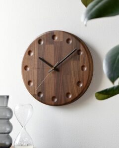 木のぬくもりが重なり合う 置き・壁掛けができる集成材の木製時計「Wall Clock Block Stripe」