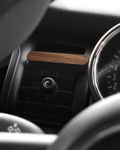 心安らぐ香りと木の温もりで、上質ドライブ。 木製カーフレグランス「Car Fragrance」
