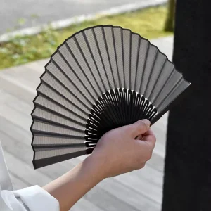上品なチャコールグレーの生地は綿100％を使用。よりやさしい肌触りで、夏らしい生地です。
