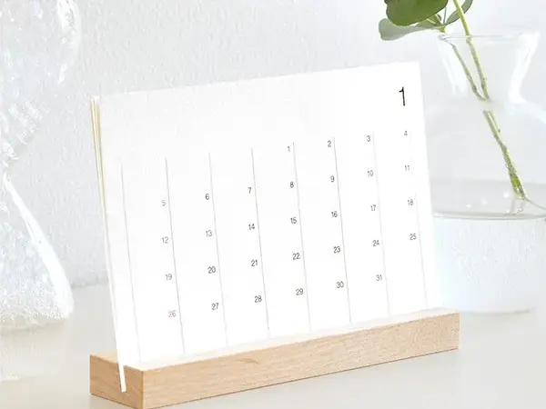 シンプルな卓上木製カレンダー「Desk Calendar」
