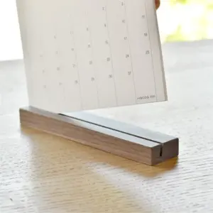 木部にカレンダーを差し込んだシンプルな作り。場所も取らず、用紙の交換もスムーズに行えます。