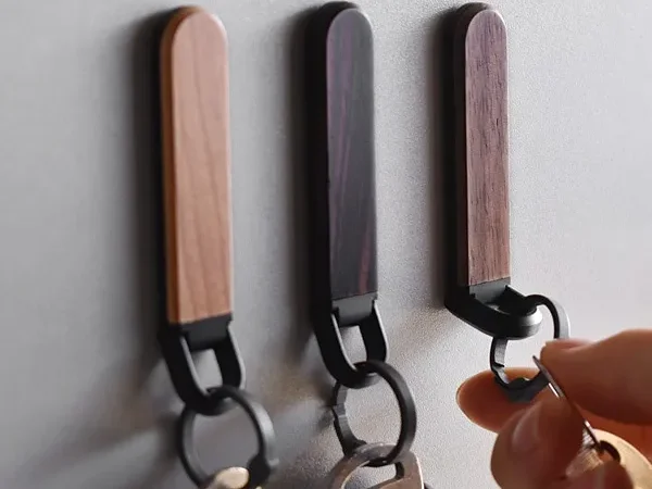 鍵の居場所を作るマグネット付き木製キーホルダー 「KEYHOLDER MAG」