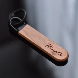 名入れをすることでネームタグとしてもお使いいただけます。名前の他にもお好きな文字やメッセージも刻印することができます。