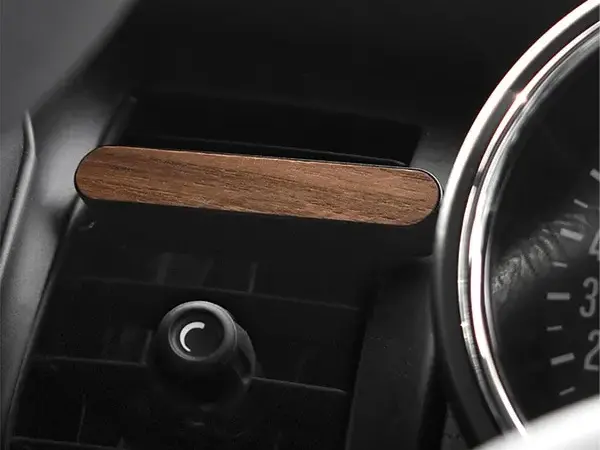 心安らぐ香りと木の温もりで、上質ドライブ。 木製カーフレグランス「Car Fragrance」