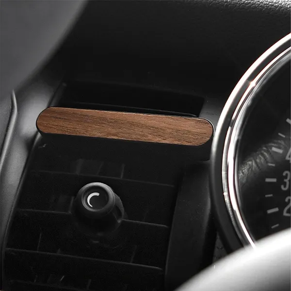 心安らぐ香りと木の温もりで、上質ドライブ。 木製カーフレグランス「Car Fragrance」