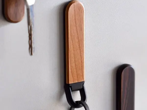 鍵の居場所を作るマグネット付き木製キーホルダー