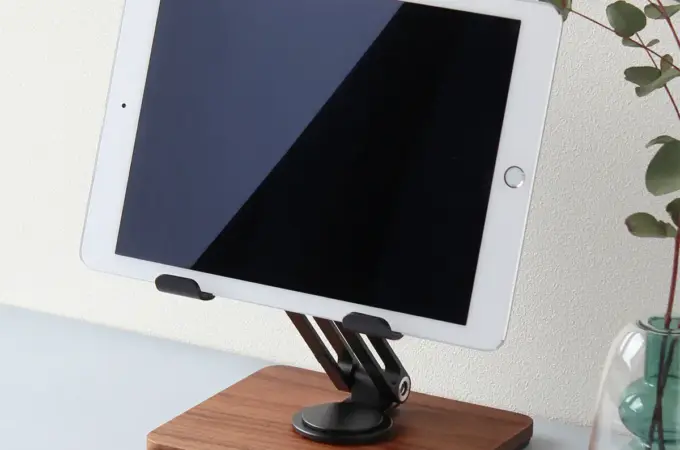 日常をより快適に。 角度調整ができる折り畳み式タブレットスタンド
