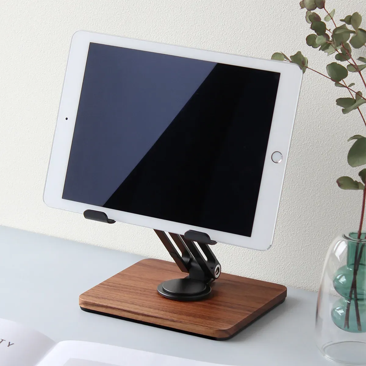 日常をより快適に。 角度調整ができる折り畳み式タブレットスタンド