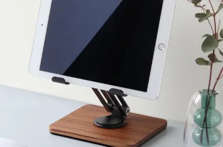 日常をより快適に。 角度調整ができる折り畳み式タブレットスタンド