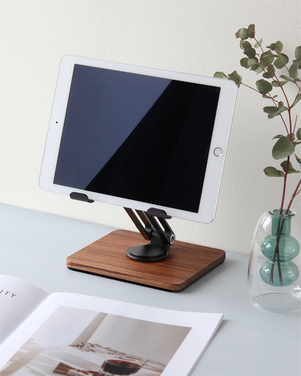 日常をより快適に。 角度調整ができる折り畳み式タブレットスタンド