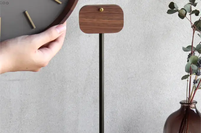 置き型としての新しいスタイル。時計スタンド「Clock Stand」