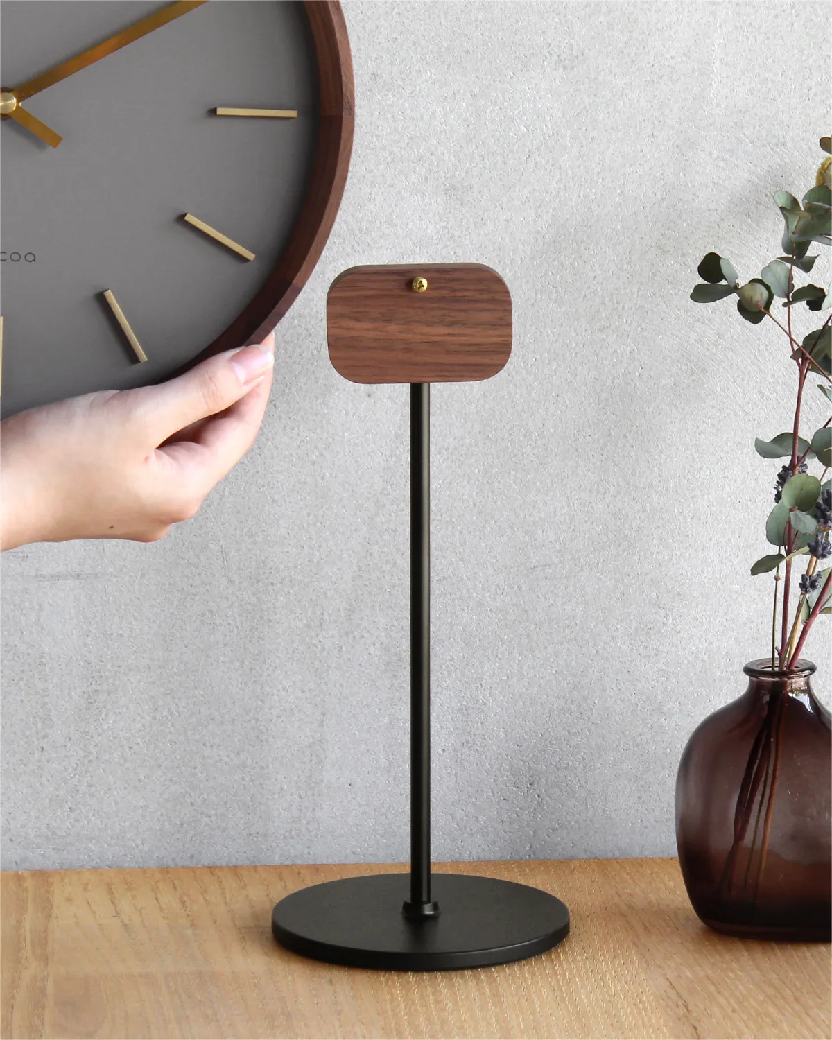 置き型としての新しいスタイル。時計スタンド「Clock Stand」