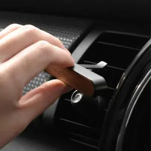 スタイリッシュな「天然木デザイン」と「3種類のフレグランス」