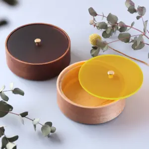 アクリル蓋付きで小物をホコリから防ぎます