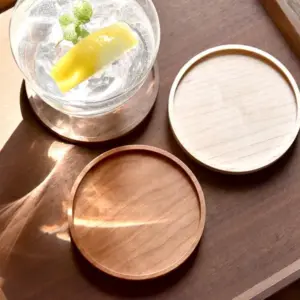 メープル、チェリー、ウォールナットから削り出されたコースター