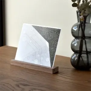 カレンダーの他にもお気に入りのポストカードや写真を立てたりと、スタンドとしてもお使いいただけます。