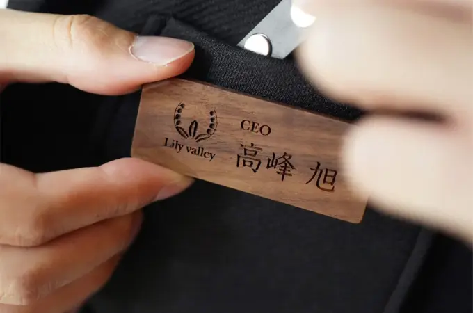 衣服を傷つけない、マグネット式の木製ネームタグ「Magnetic Name Tag」