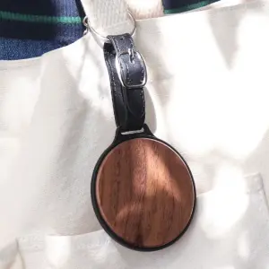 銘木の存在感。自分だけの特別な目印をプラスする木製バックタグ