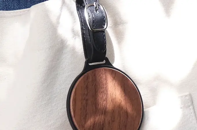 銘木の存在感。自分だけの特別な目印をプラスする木製バックタグ