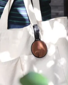 銘木の存在感。自分だけの特別な目印をプラスする木製バックタグ「BAG TAG」