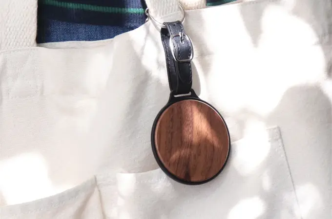 銘木の存在感。自分だけの特別な目印をプラスする木製バックタグ「BAG TAG」