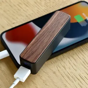 スタイリッシュなスリムタイプのモバイルバッテリー