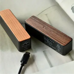チェリーとウォールナットの木材を使ったモバイルバッテリー