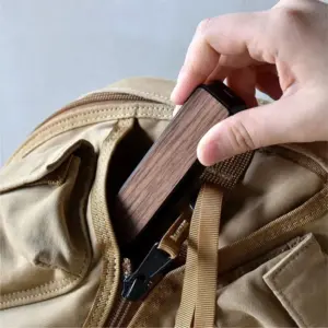 木の温もりと心地よい質感のモバイルバッテリー