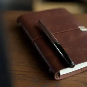 手に馴染む天然木のボディのボールペン