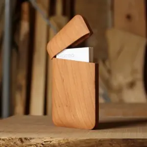 ビジネスの品格を高める「銘木製名刺入れ」