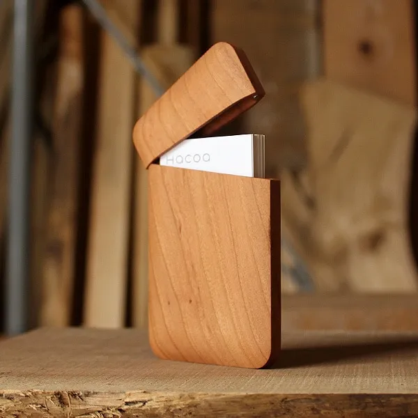 ビジネスの品格を高める「銘木製名刺入れ」