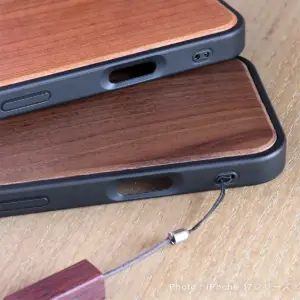 女性にも扱いやすいストラップホールつきの木製iPhoneケース