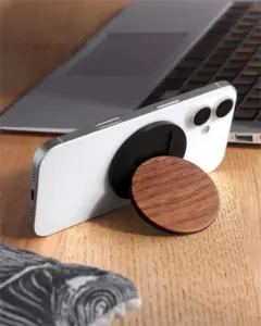 操作もスタンドも、これひとつでスマートに。 MagSafe対応のスマホスタンド「MAG FOLD STAND」