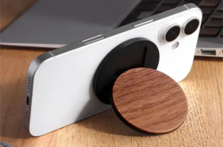 操作もスタンドも、これひとつでスマートに。 MagSafe対応のスマホスタンド「MAG FOLD STAND」
