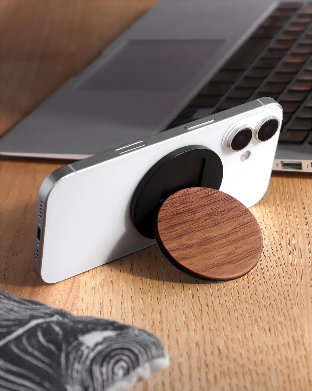 操作もスタンドも、これひとつでスマートに。 MagSafe対応のスマホスタンド「MAG FOLD STAND」