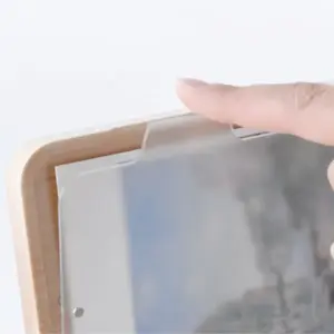 アクリルを外すだけで簡単に写真を交換する事ができます。