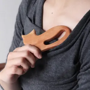 手に取った瞬間からしっとりと馴染む、木のかっさ