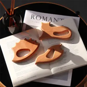 木ならではのやわらかな肌触りが魅力の木製かっさ