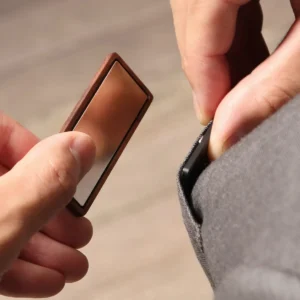 仕事着やスーツに針穴を開けることなく、ワンタッチで着脱