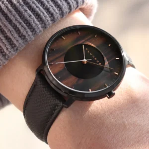 黒檀と光が映す、穏やかな時間。木製ソーラー腕時計「WATCH PV 001」