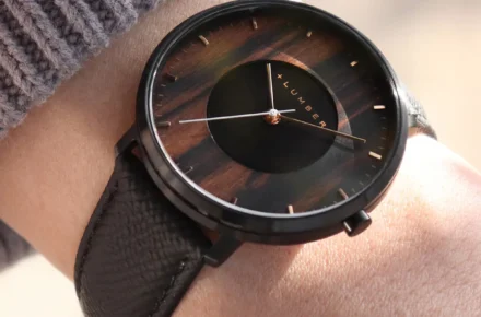 黒檀と光が映す、穏やかな時間。木製ソーラー腕時計「WATCH PV 001」