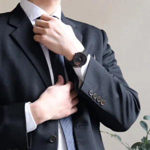 主張しすぎない、確かな存在感の木製腕時計