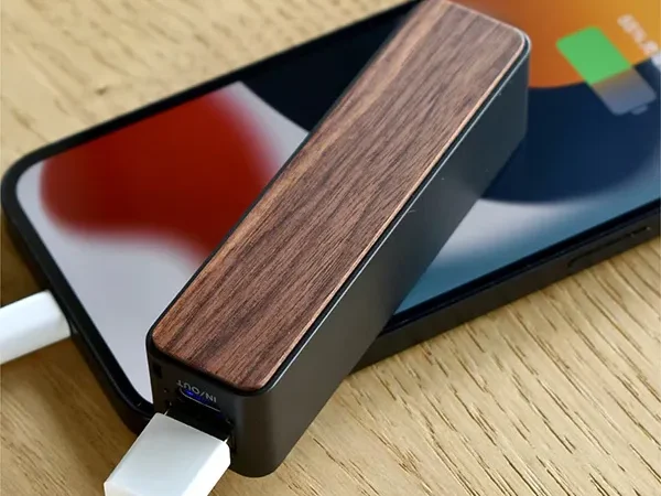 木のモバイルバッテリー