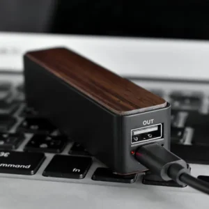 スリムタイプの木製モバイルバッテリー