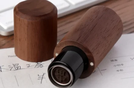 シヤチハタ ネーム9専用。愛着の一本に変わる木製カバー