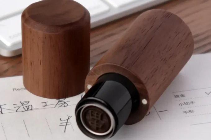 日常の「ひと押し」を格上げする、至高の木製スタンプスリーブ