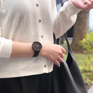 木の腕時計ならではのやわらかさを添えたデザイン