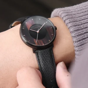 深みのある黒檀とマットブラックのステンレスケース