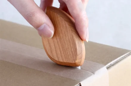 ついばむように、すっと開ける。小鳥モチーフの木製段ボールカッター「Box Opener」